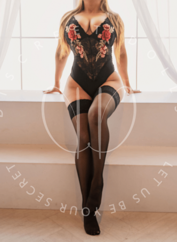 Toronto Escort Naomi  DD Agency Adult Entertainer in Canada, Female Adult Service Provider, Canadian Escort and Companion.
