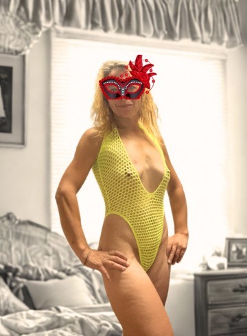 Kelowna Escort Skye Adult Entertainer in Canada, Female Adult Service Provider, Escort and Companion.