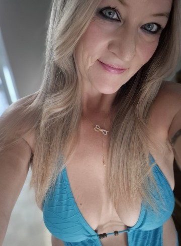 Quebec Escort milfyx Adult Entertainer in Canada, Female Adult Service Provider, Escort and Companion.